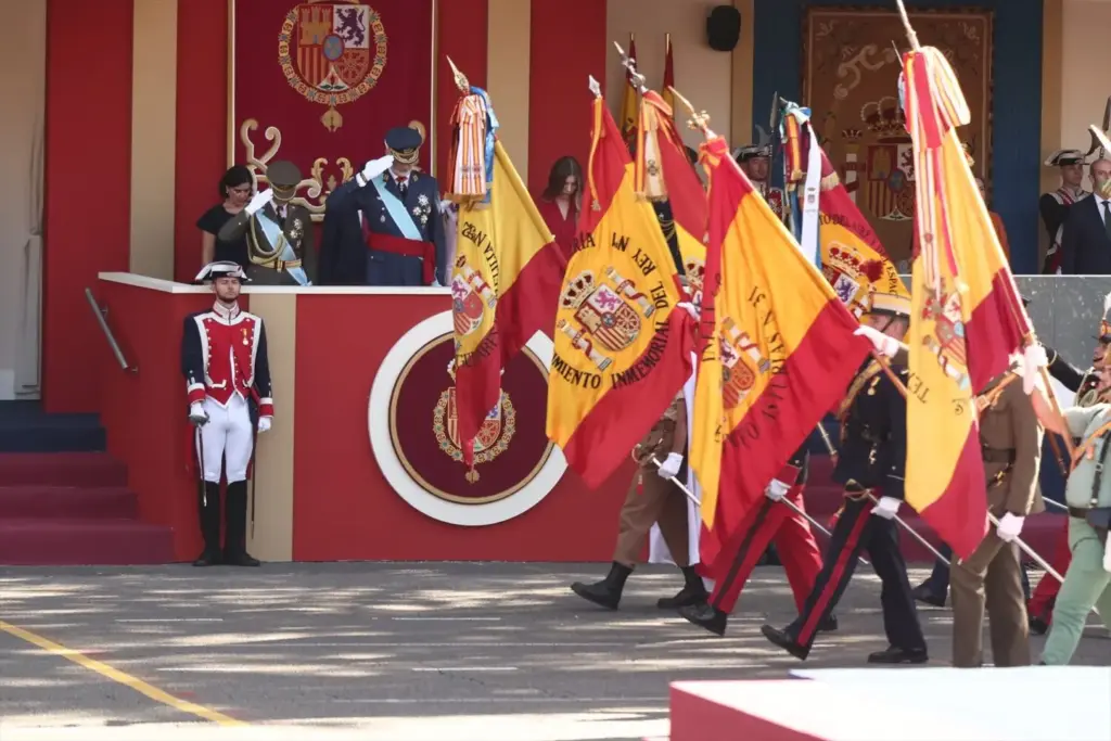 Aeronaves, tropas y abucheos a Sánchez marcan el desfile militar del 12 de octubre 2 Moncloa l acto solemne de homenaje a la bandera nacional