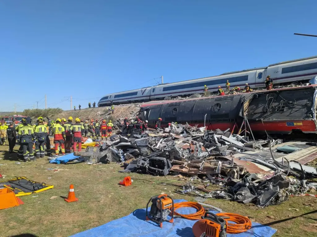 El descarrilamiento del relato de Óscar Puente: cuando la realidad se impone al tuit 1 Moncloa Agentes de la Unidad Militar de Emergencias (UME) trabajan en el lugar del accidente