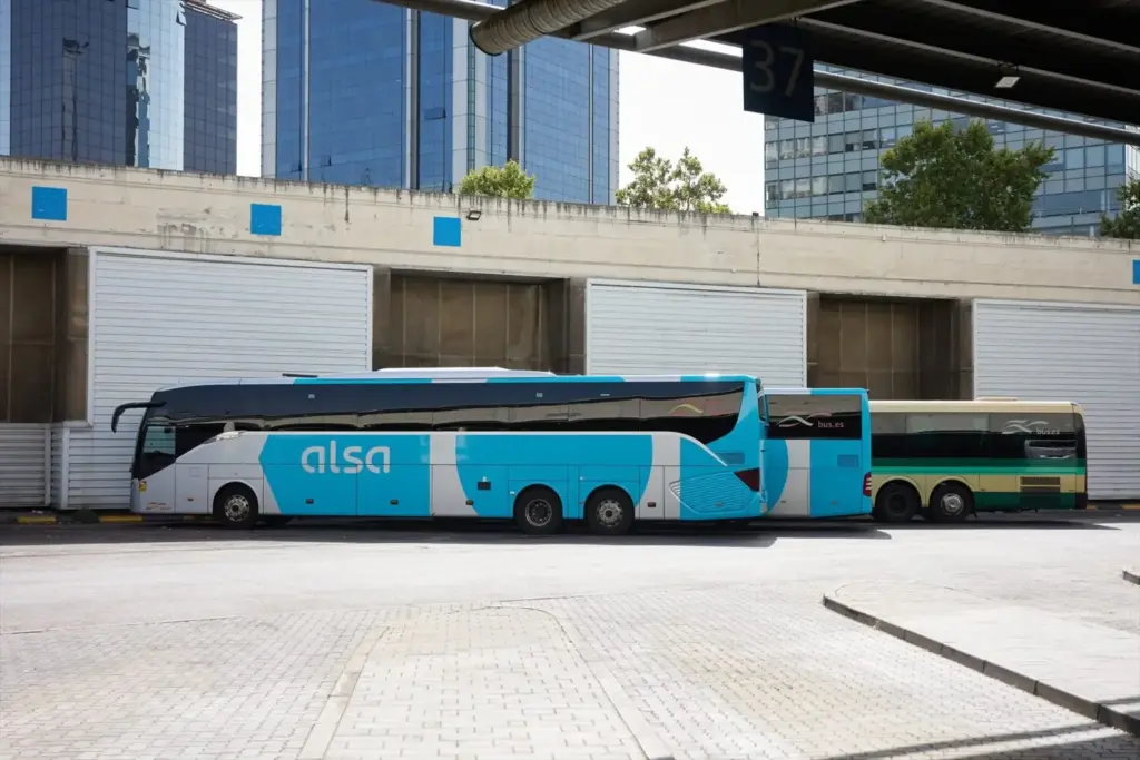 La matriz británica de Alsa se sostiene en España gracias a las subvenciones de Óscar Puente 2 Moncloa Autobuses de Alsa aparcados en Madrid. Fuente: Agencias