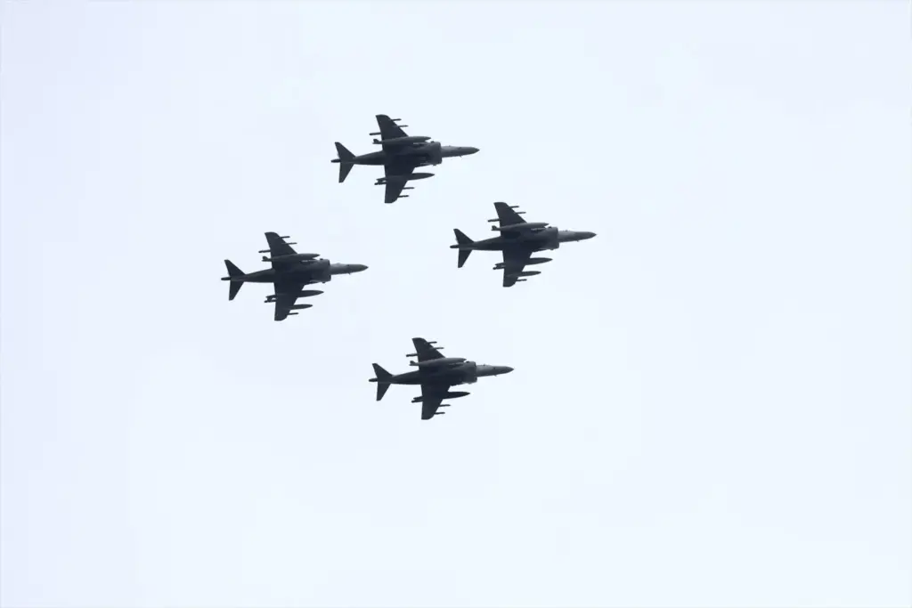 España exhibe músculo militar en un 12 de octubre marcado por la tensión con Marruecos 2 Moncloa Aviones desfilando durante el acto solemne de homenaje a la bandera nacional y desfile militar por el 12 de octubre. Foto: agencias