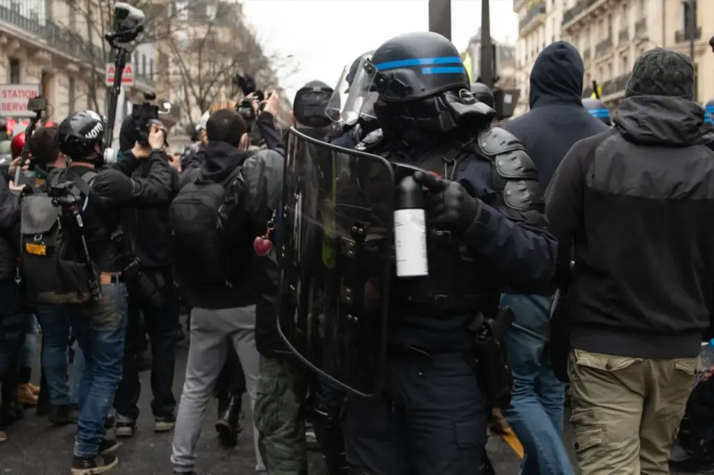 El fin del modelo francés: por qué el colapso colonial amenaza a la estabilidad de Francia 1 Moncloa Disturbios durante una manifestación en París
