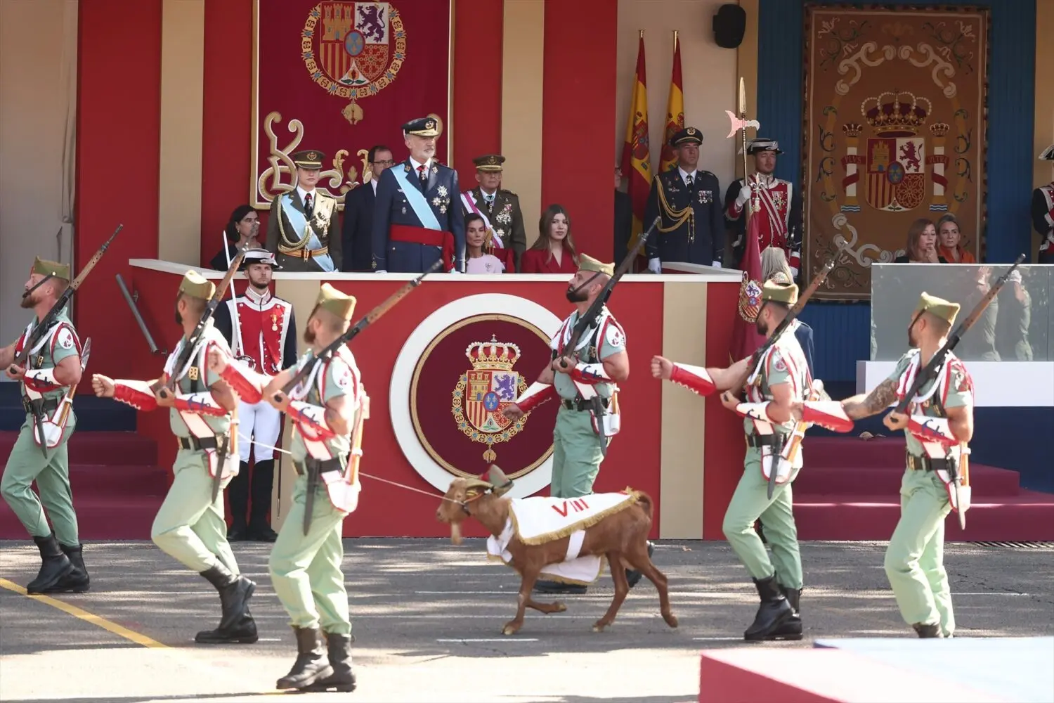 El Rey Felipe VI durante el acto solemne de homenaje a la bandera nacional y desfile militar por el 12 de octubre El Rey Felipe VI durante el acto solemne de homenaje a la bandera nacional y desfile militar por el 12 de octubre
