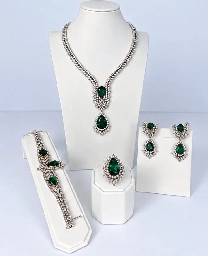 Las joyas de Zapatero son "esmeraldas de Zambia" y "zafiros de Tailandia" 2 Moncloa Esmeraldas y diamantes Moncloa