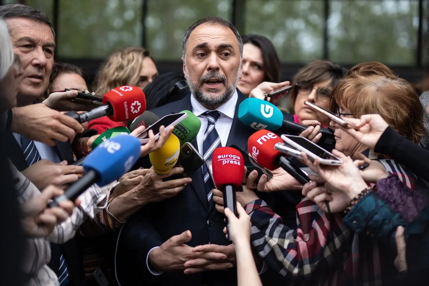 5867742_conselleiro_sanidade_julio_garcia_comesana_atiende_medios_sede_ministerio julio garcia comesaña