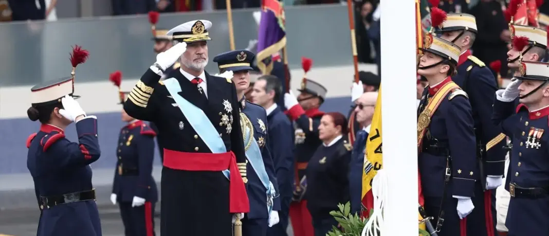 El rey Felipe durante el acto solemne de homenaje a la bandera nacional y desfile militar por el 12 de octubre. Foto: Agencias El rey Felipe durante el acto solemne de homenaje a la bandera nacional y desfile militar por el 12 de octubre. Foto: Agencias