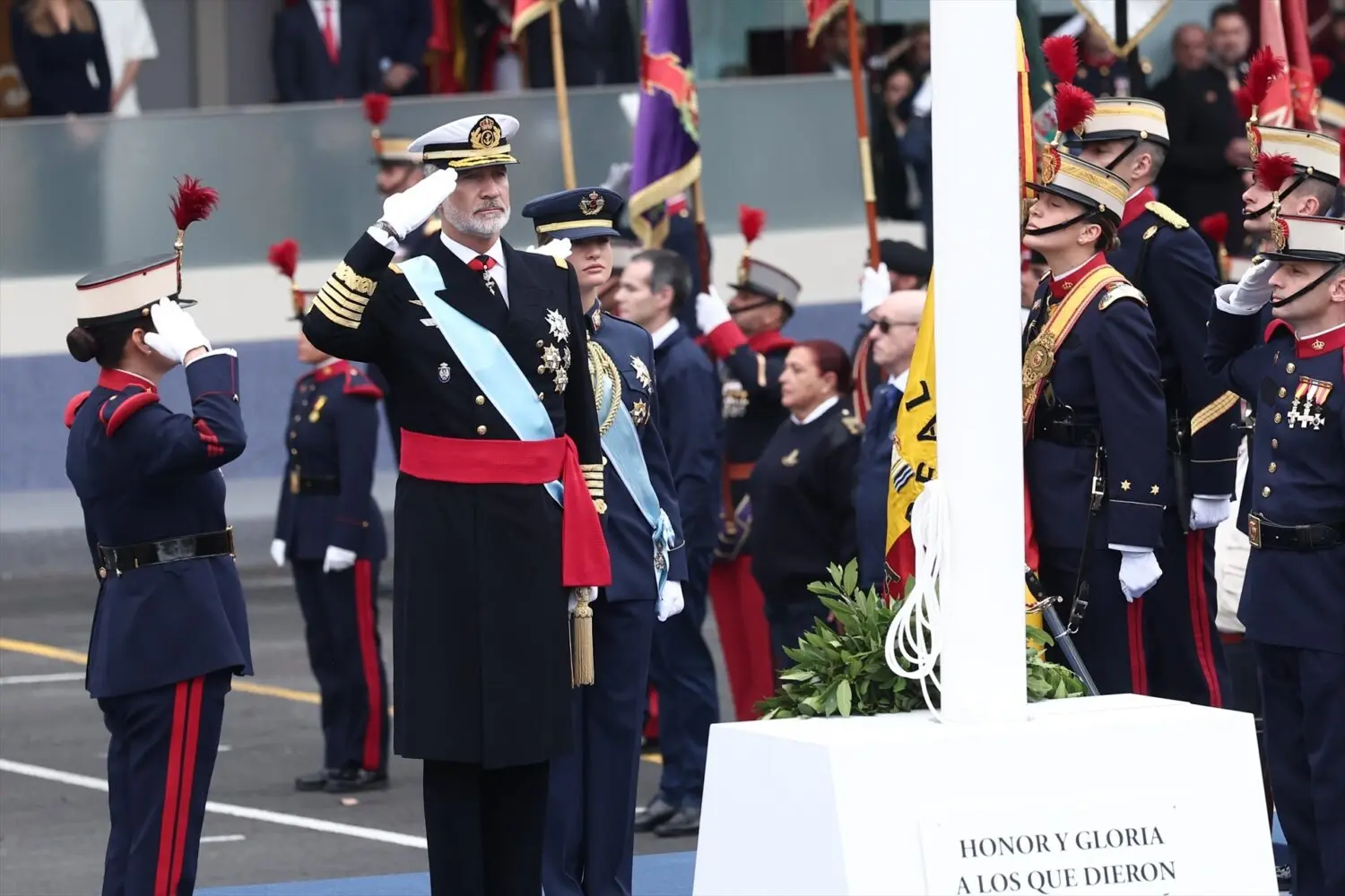 El rey Felipe durante el acto solemne de homenaje a la bandera nacional y desfile militar por el 12 de octubre. Foto: Agencias El rey Felipe durante el acto solemne de homenaje a la bandera nacional y desfile militar por el 12 de octubre. Foto: Agencias