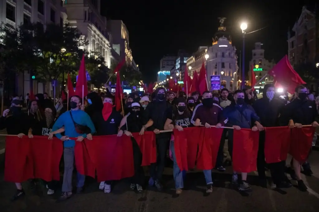 "Socialismo o barbarie": el grito que echa al Sindicato de Inquilinas de la Puerta del Sol 3 Moncloa Varios manifestantes caminan desde Sol a Cibeles, a 2 de octubre de 2026, en Madrid (España).