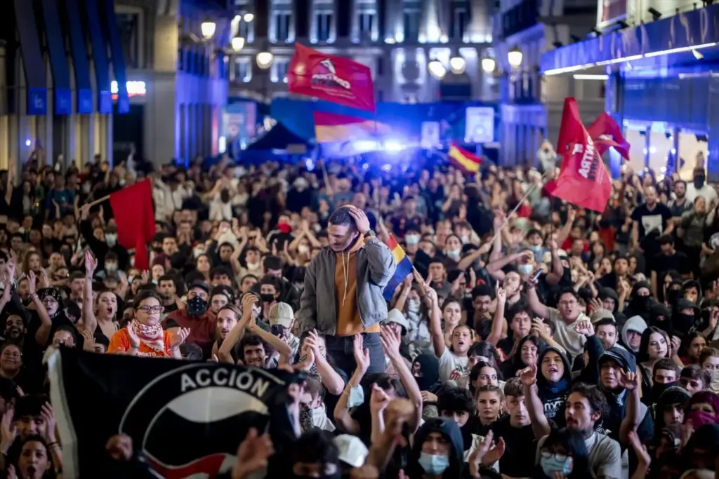 "Socialismo o barbarie": el grito que echa al Sindicato de Inquilinas de la Puerta del Sol 1 Moncloa Un grupo de personas se manifiesta en contra de la concentración promovida por Núcleo Nacional, en la Puerta del Sol. Foto: Agencias