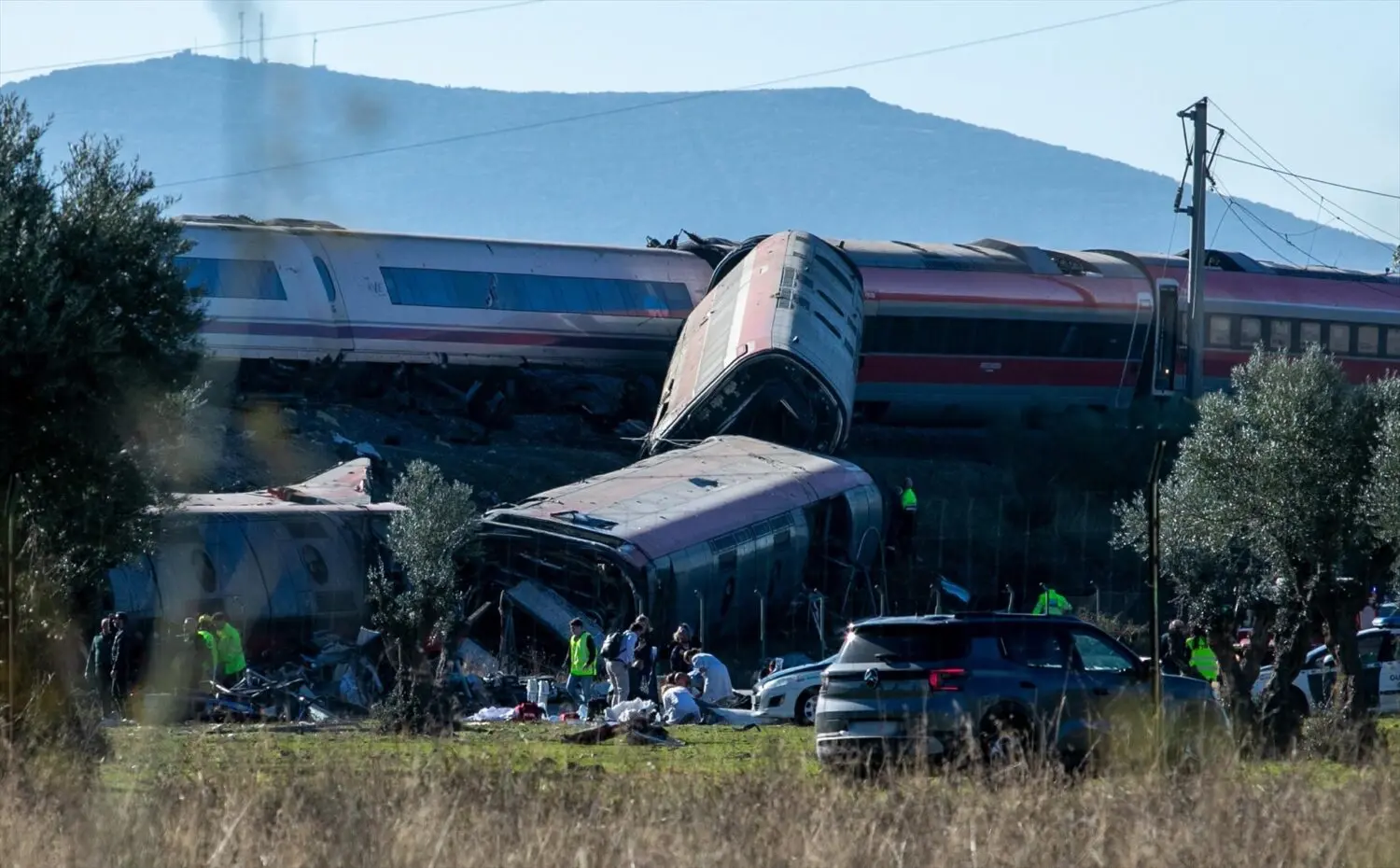 _7874509_agentes_servicios_emergencias_trabajan_lugar_accidente_28_octubre_2026_urda Uno de los trenes accidentados. EP