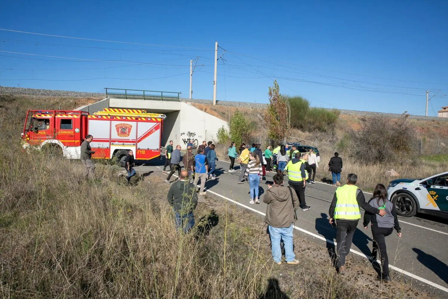7874612_agentes_servicios_emergencia_trabajan_lugar_accidente_28_octubre_2026_urda Imagen del accidente de Urda. EP