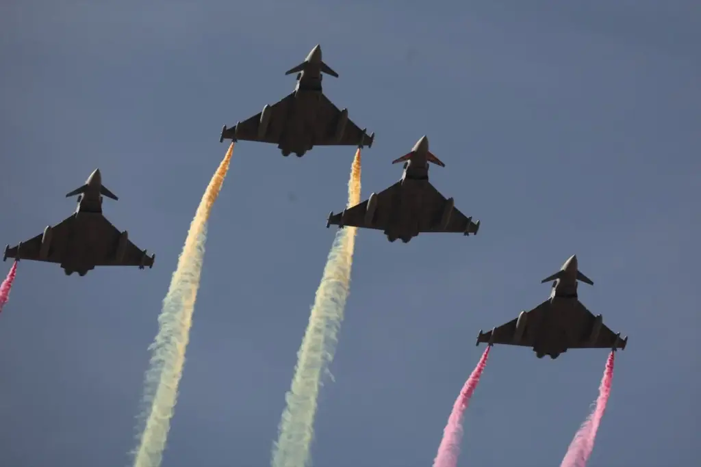 Aeronaves, tropas y abucheos a Sánchez marcan el desfile militar del 12 de octubre 1 Moncloa Exhibición aérea de las Fuerzas Armadas durante el acto solemne de homenaje a la bandera nacional y desfile militar por el 12 de octubre