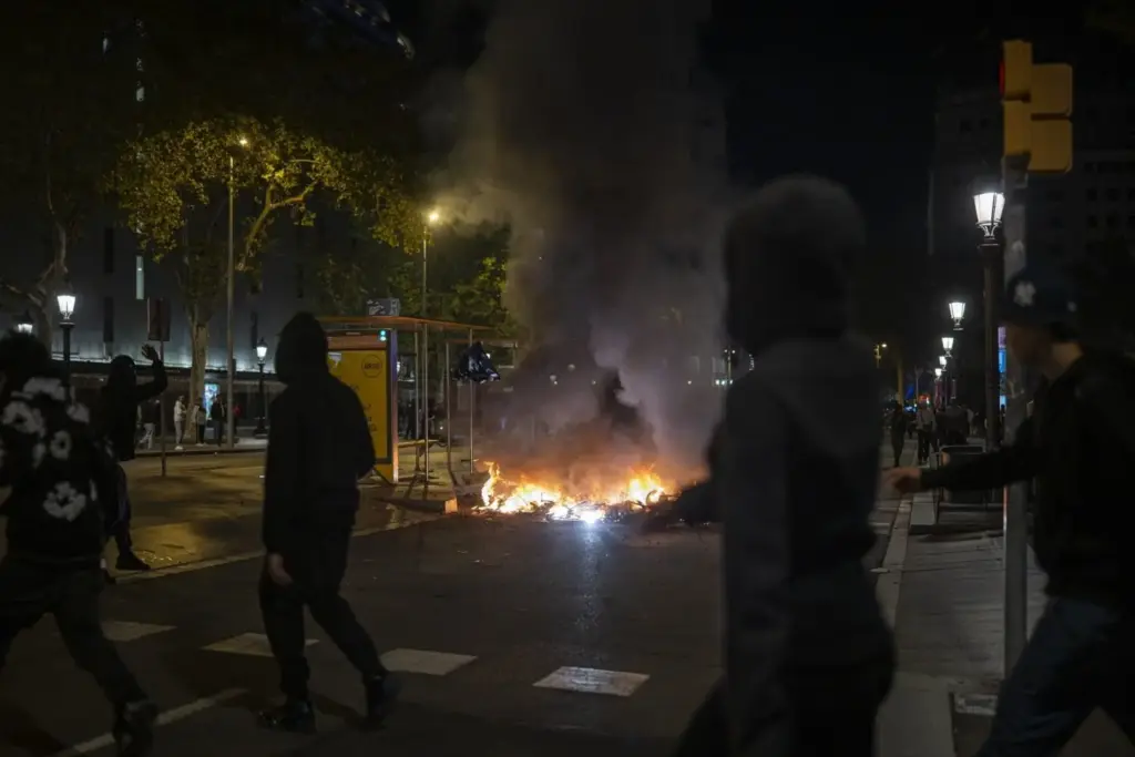 Blocus, la red anónima que amenaza con extender los disturbios por toda España 2 Moncloa Furgones de los Mossos d'Esquadra tienen blindada la plaza Catalunya de Barcelona