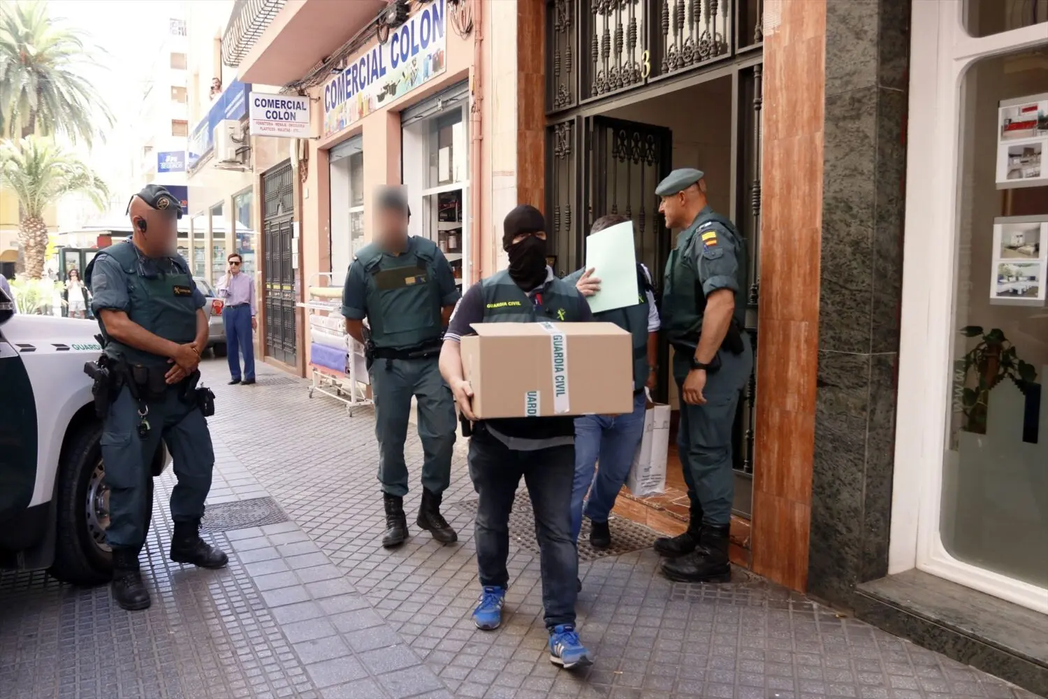 La Guardia Civil realiza un registro en calle Pasaje de Valencia Nº 3 d ela capital dentro del marco de una macroperación contra el blanqueo de dinero en Málaga y Ceuta La Guardia Civil realiza un registro en calle Pasaje de Valencia Nº 3 d ela capital dentro del marco de una macroperación contra el blanqueo de dinero en Málaga y Ceuta
