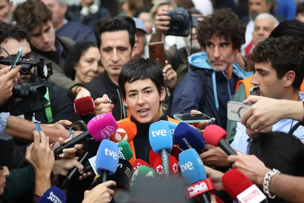 "Socialismo o barbarie": el grito que echa al Sindicato de Inquilinas de la Puerta del Sol 2 Moncloa La portavoz del Sindicato de Inquilinas e Inquilinos de Madrid, Alicia del Rio, atiende a los medios durante una protesta por la vivienda. Foto: Agencias