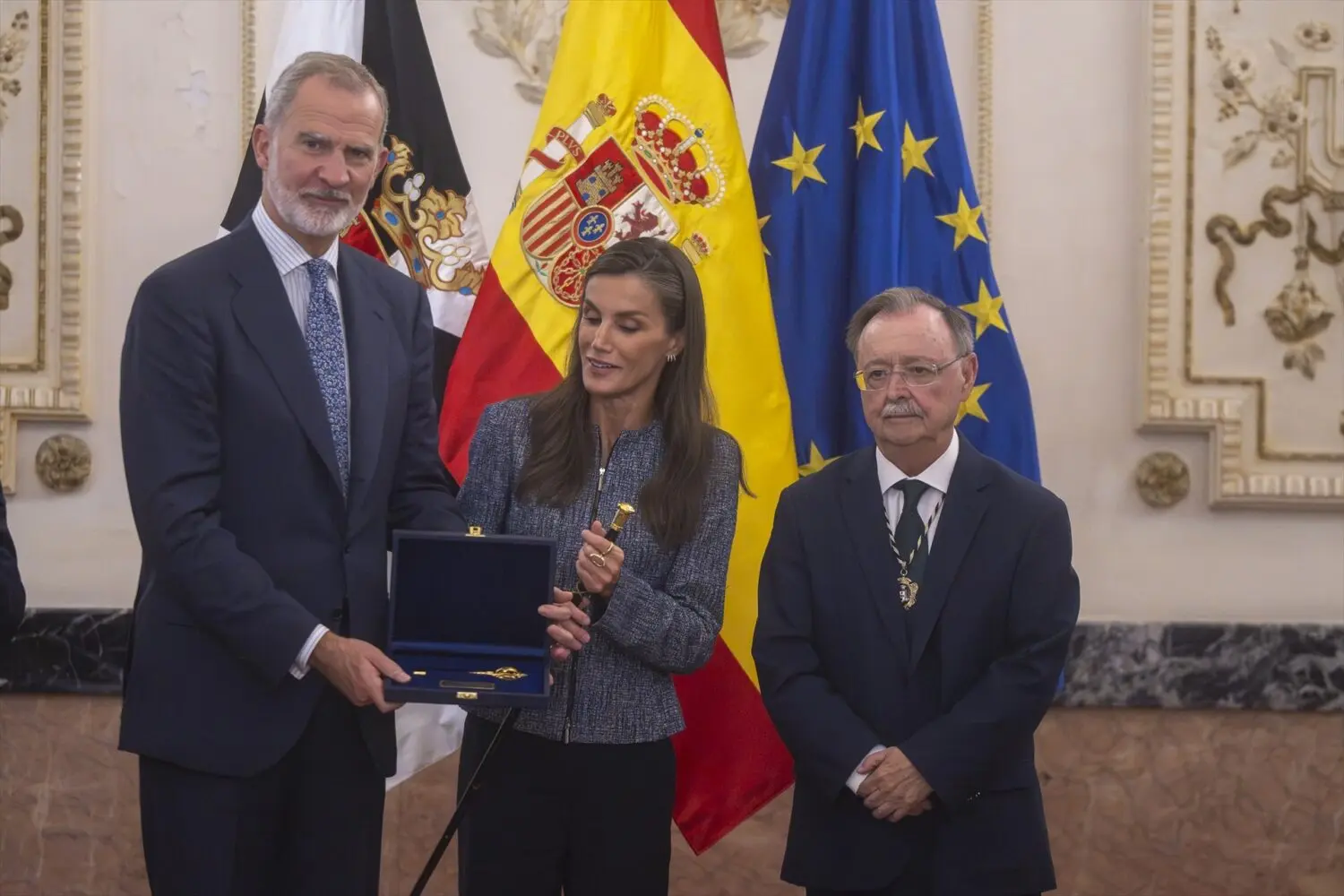 Los Reyes Felipe VI y Letizia y el presidente de Ceuta, Juan Jesús Vivas Los Reyes Felipe VI (i) y Letizia (c) y el presidente de Ceuta, Juan Jesús Vivas (d),