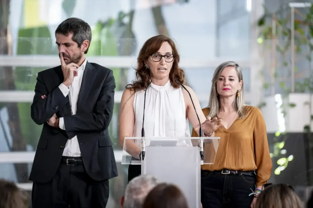 Sánchez aprieta a la izquierda: el adelanto electoral deja a Sumar sin tiempo para construir el Frente Amplio 1 Moncloa Mónica García, y el ministro de Cultura, Ernest Urtasun, durante una rueda de prensa de los partidos que integran el espacio conformado por Movimiento Sumar, Más Madrid, Izquierda Unida y Comuns. Foto: Agencias