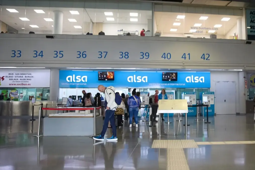 La matriz británica de Alsa se sostiene en España gracias a las subvenciones de Óscar Puente 1 Moncloa Mostrador de Alsa. Fuente: Agencias