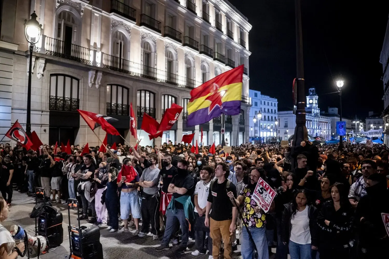 Un grupo de personas se manifiesta en contra de la concentración promovida por Núcleo Nacional, en la Puerta del Sol. Foto: Agencias Un grupo de personas se manifiesta en contra de la concentración promovida por Núcleo Nacional, en la Puerta del Sol. Foto: Agencias