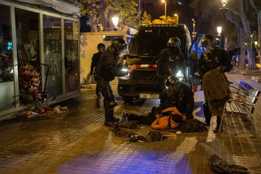 De TikTok a Telegram: así se organiza Blocus tras los disturbios de Barcelona 1 Moncloa Una persona detenida por los Mossos, a 24 de octubre de 2026, en Barcelona