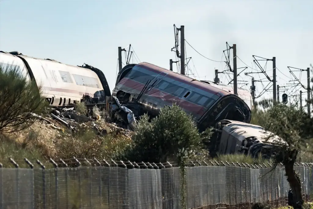 España necesita 30.000 millones para sus trenes mientras financia la modernización ferroviaria de Marruecos 2 Moncloa Vagones descarrilados en la zona del accidente ferroviario en Urda a 29 de octubre de 2026 en Urda Moncloa