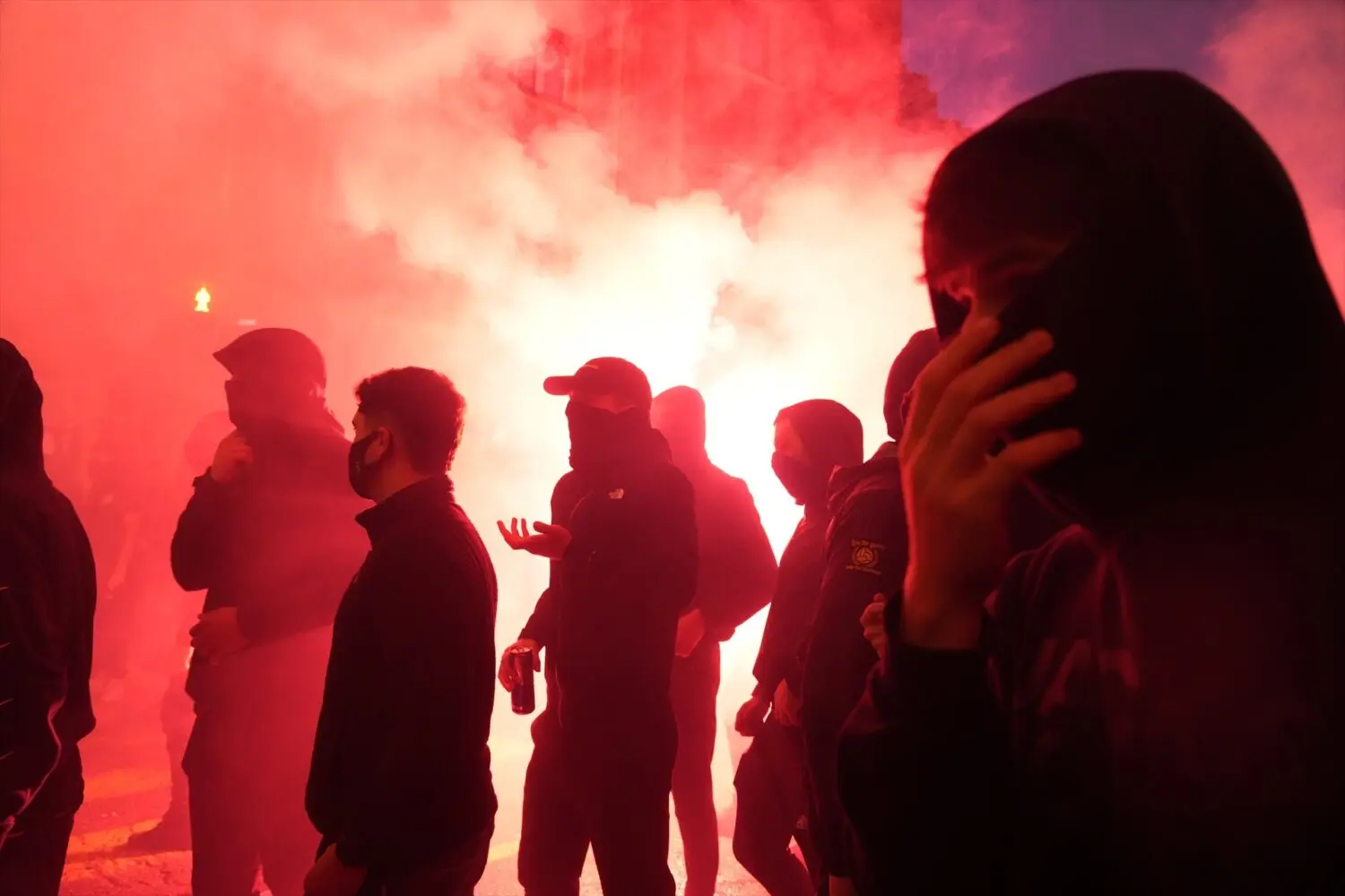 Varias personas incendian coches y contenedores, tras una concentración de diversos agentes sociales Varias personas incendian coches y contenedores, tras una concentración de diversos agentes sociales