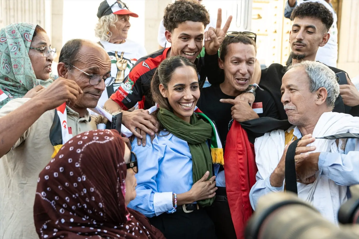 Varios saharauis junto a la diputada de Sumar Tesh Sidi Varios saharauis junto a la diputada de Sumar Tesh Sidi