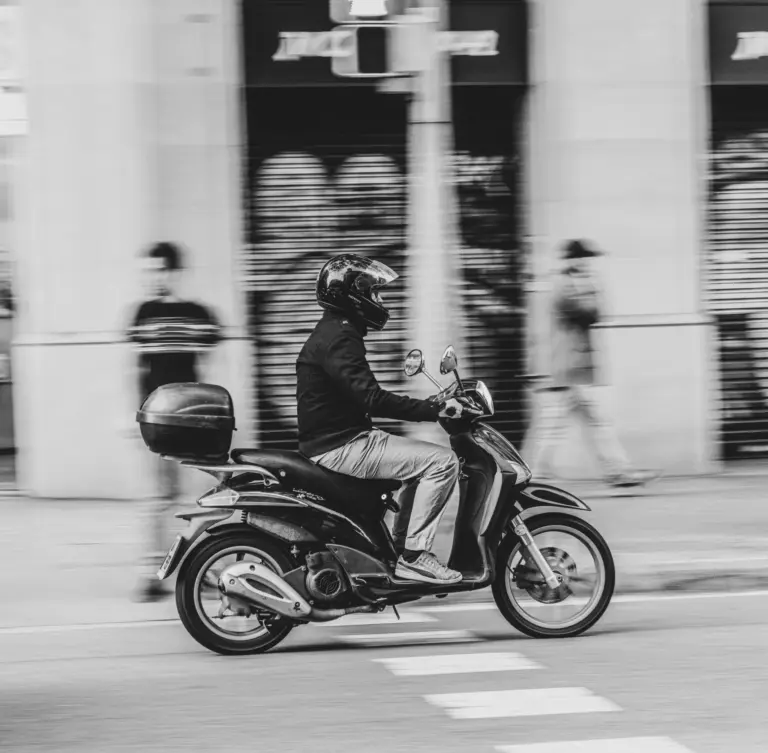 Fallece una menor en un accidente con un patinete eléctrico en Málaga capital