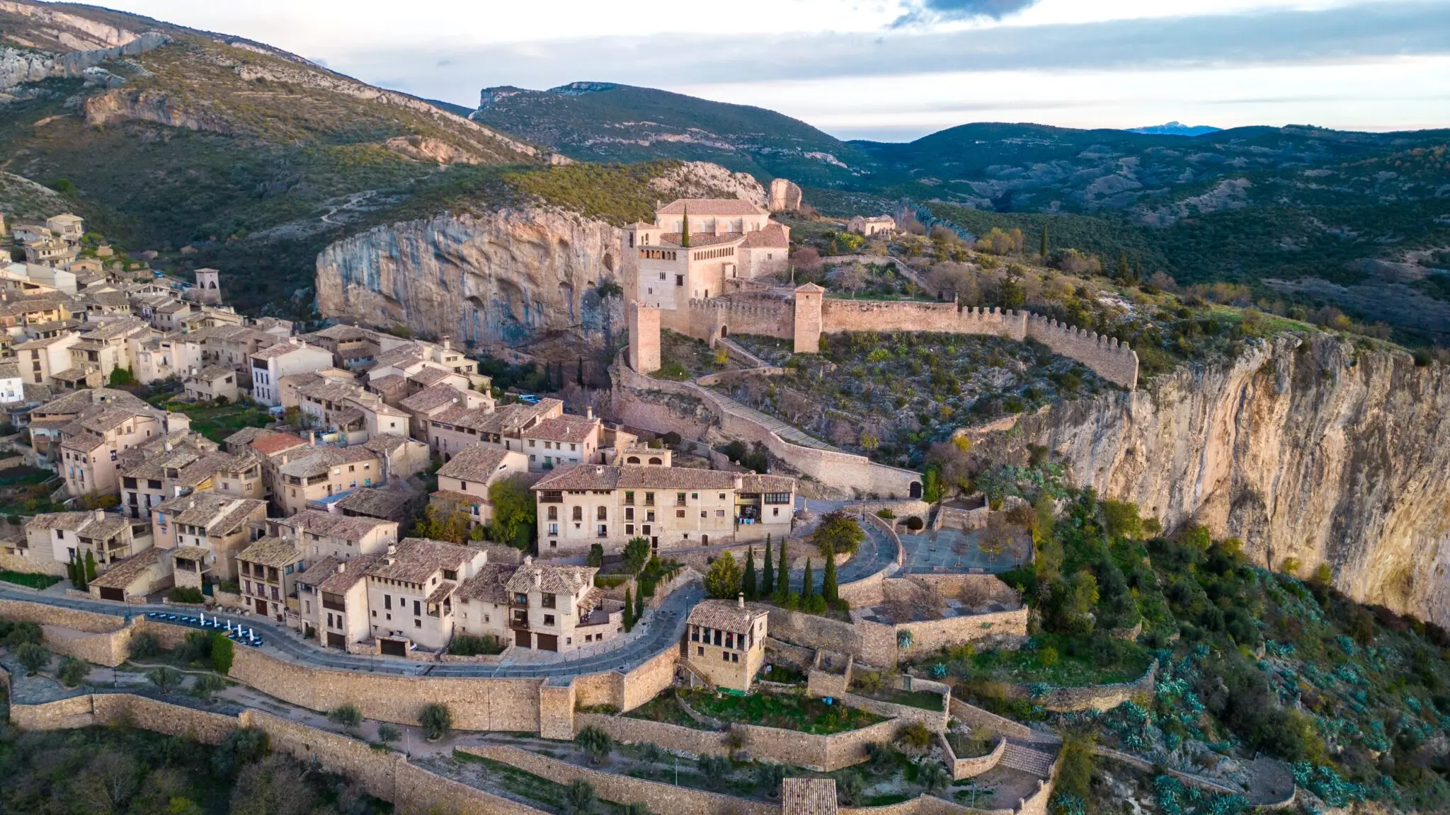 Albarracín, pueblo mejor valorado de España con 4,85 estrellas y Alquézar entra en el podio 1 Moncloa Los Pueblos Más Bonitos de España
