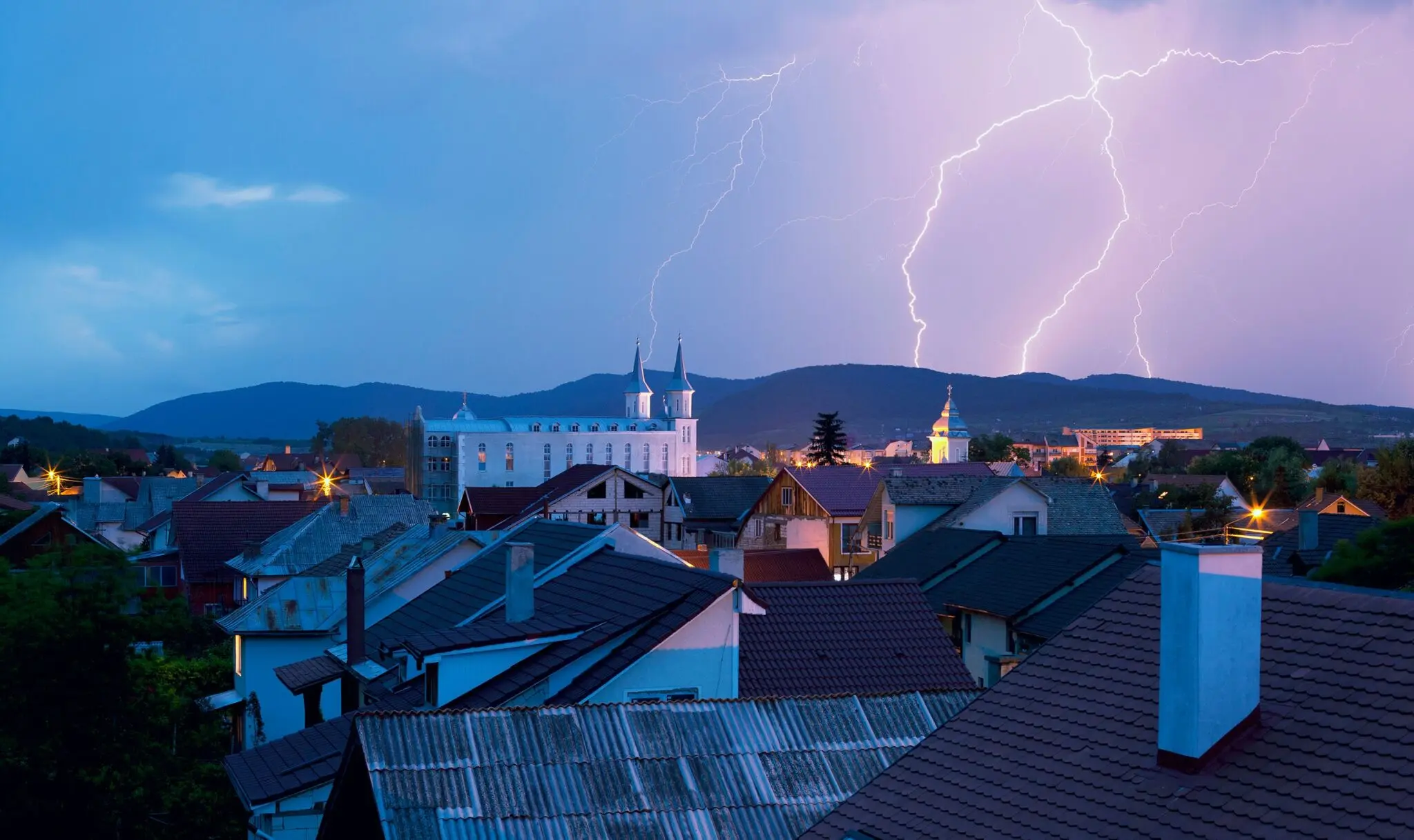 Alerta lluvias Cataluña: Meteocat eleva a naranja 14 comarcas y el temporal sigue hasta el martes 1 Moncloa Meteocat aviso naranja