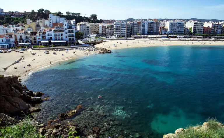 El TSJC zanja la batalla de la basura en Lloret: los pisos turísticos pagarán por plazas autorizadas