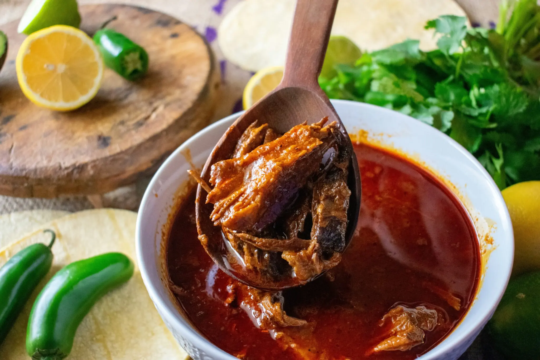 Birria de res casera: el guiso de domingo que triunfa en tacos y quesabirrias con consomé 1 Moncloa tacos de birria