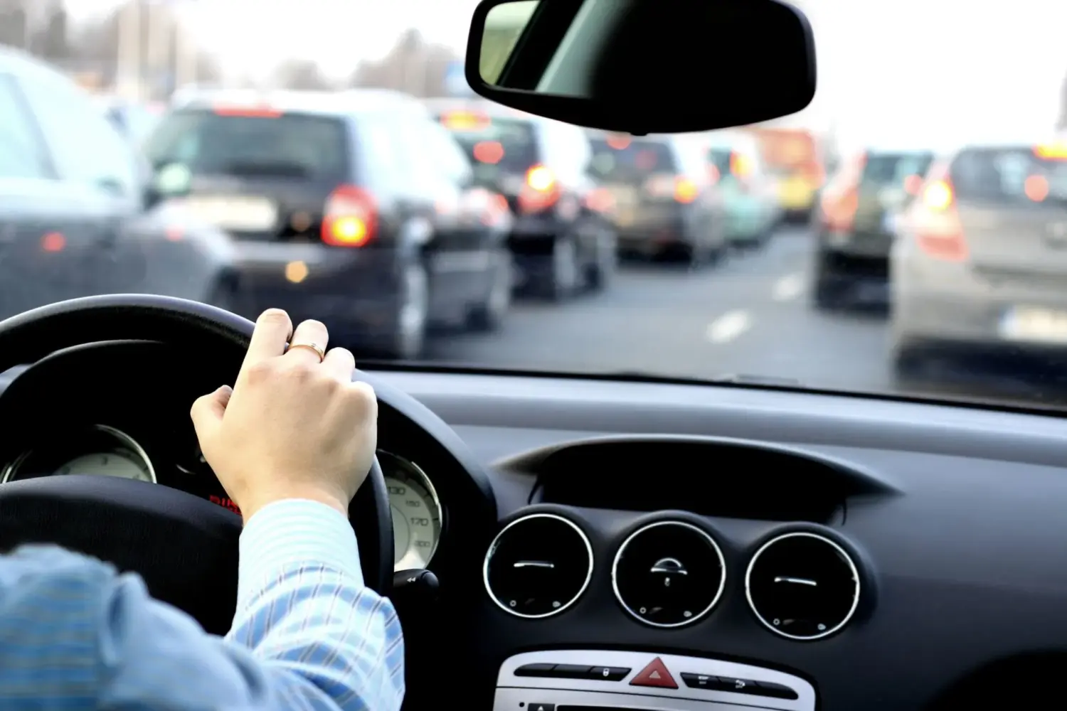 Cómo evitar que te multen al adelantar: aplica esta regla de 3 pasos que la DGT vigila ya en todas las carreteras españolas Cómo evitar que te multen al adelantar: aplica esta regla de 3 pasos que la DGT vigila ya en todas las carreteras españolas