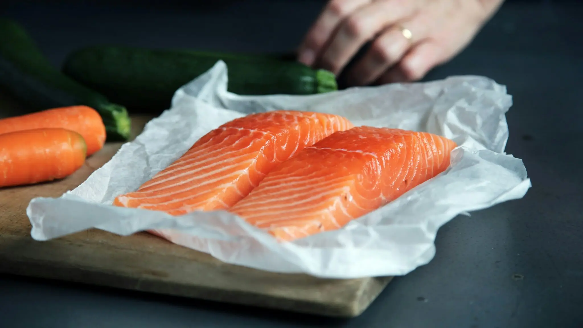 Cocinar pescado sin que se pegue: el truco de dos cocineras que nunca falla en la sartén 1 Moncloa pescado a la sartén truco