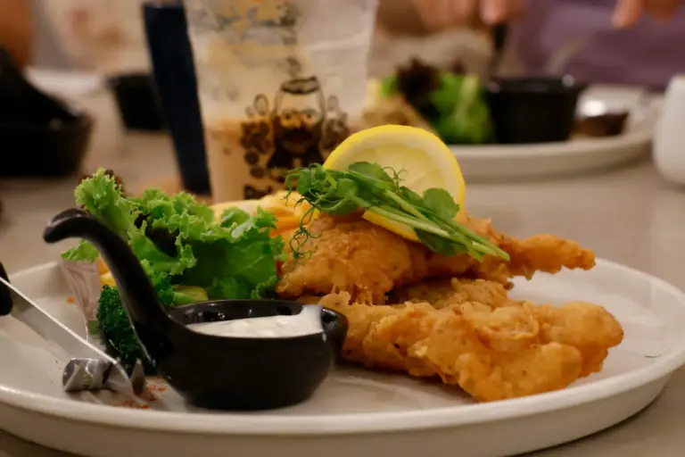 Cocinar pescado sin que se pegue: el truco de dos cocineras que nunca falla en la sartén