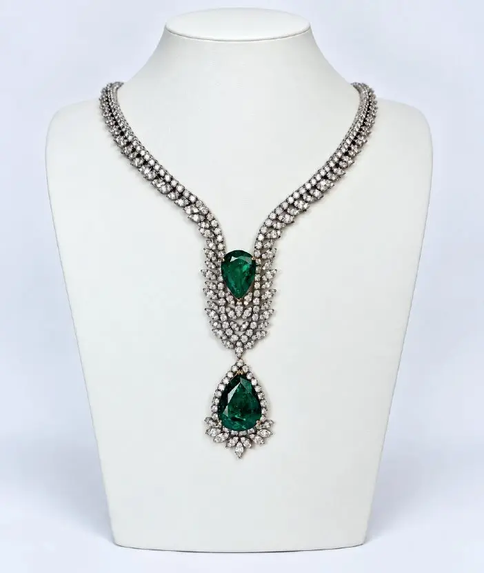 Las joyas de Zapatero son "esmeraldas de Zambia" y "zafiros de Tailandia" 1 Moncloa collar de esmeraldas y diamantes Moncloa