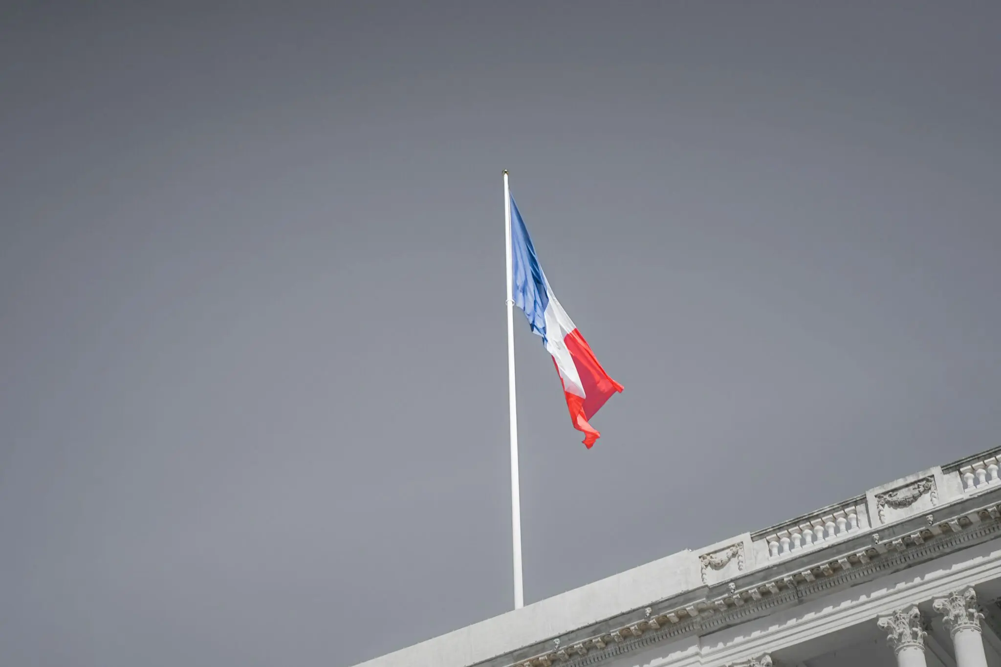 La crisis política en Francia impone toques de queda y dispara su deuda frente a Italia 1 Moncloa toques de queda Francia