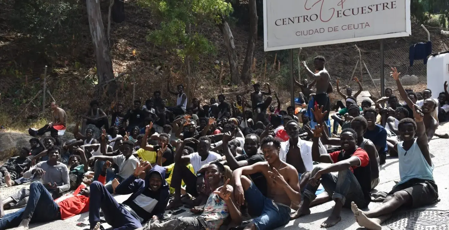decenas_personas_esperan_centro_estancia_temporal_inmigrantes_ceti_30_julio Imagen de los migrantes que entraron en Ceuta el 30 de julio de 2026. Foto: Agencias