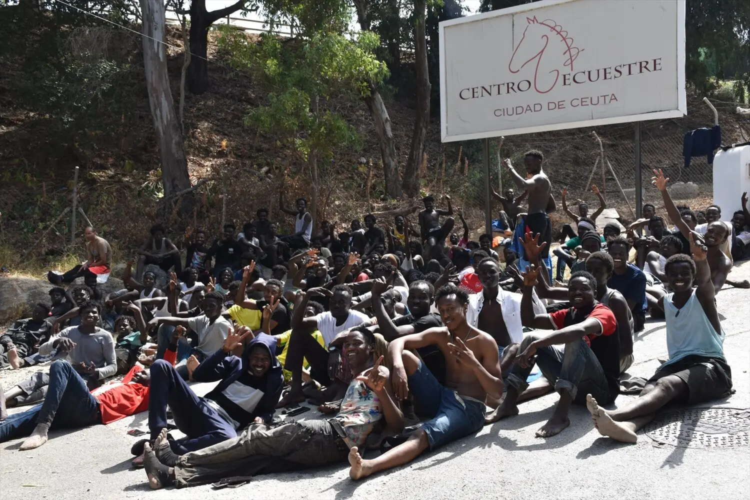 decenas_personas_esperan_centro_estancia_temporal_inmigrantes_ceti_30_julio Imagen de los migrantes que entraron en Ceuta el 30 de julio de 2026. Foto: Agencias