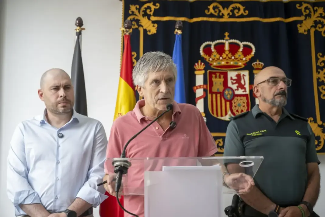 delegado, marlaska, lobo De izda. a dcha., el ex delegado del Gobierno en Ceuta, el ministro del Interior Grande-Marlaska y el teniente coronel Miguel Lobo. Foto: Agencias.