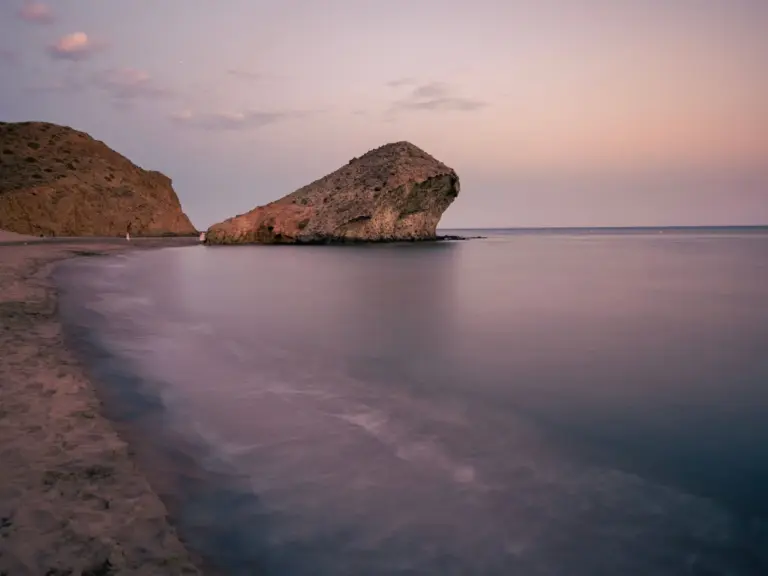 El Algarrobico: Junta y Gobierno agilizan la recuperación del paraje en Carboneras