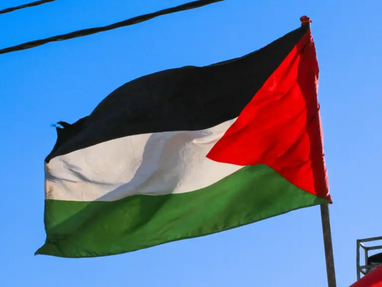 Abbas aplaza las legislativas y fija las elecciones palestinas 2027: las claves de la decisión que indigna a Israel