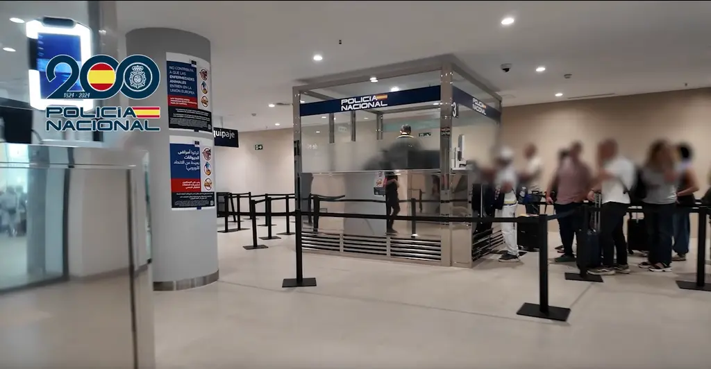 Detenidos 40 migrantes en Ceuta por intentar cruzar a la Península con documentación falsa 1 Moncloa embarque a CEuta Moncloa