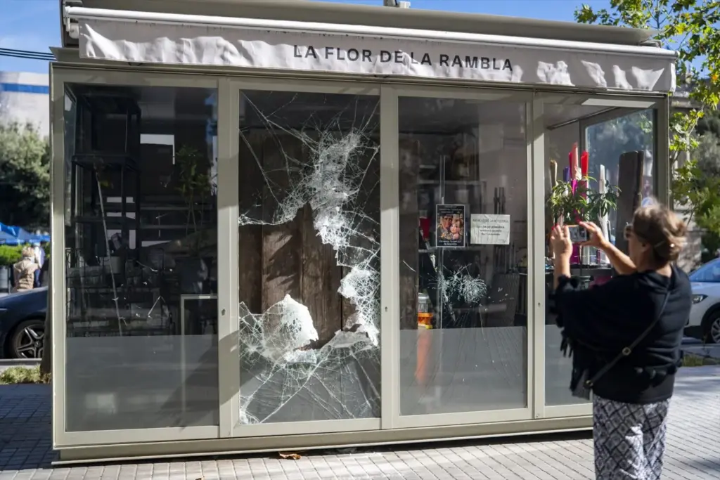 Los cierres de Telegram y las detenciones no frenan a Blocus: la red prepara nuevas convocatorias en España 2 Moncloa Comercios destrozados en Barcelona tras los actos convocados por Blocus. Foto Agencias