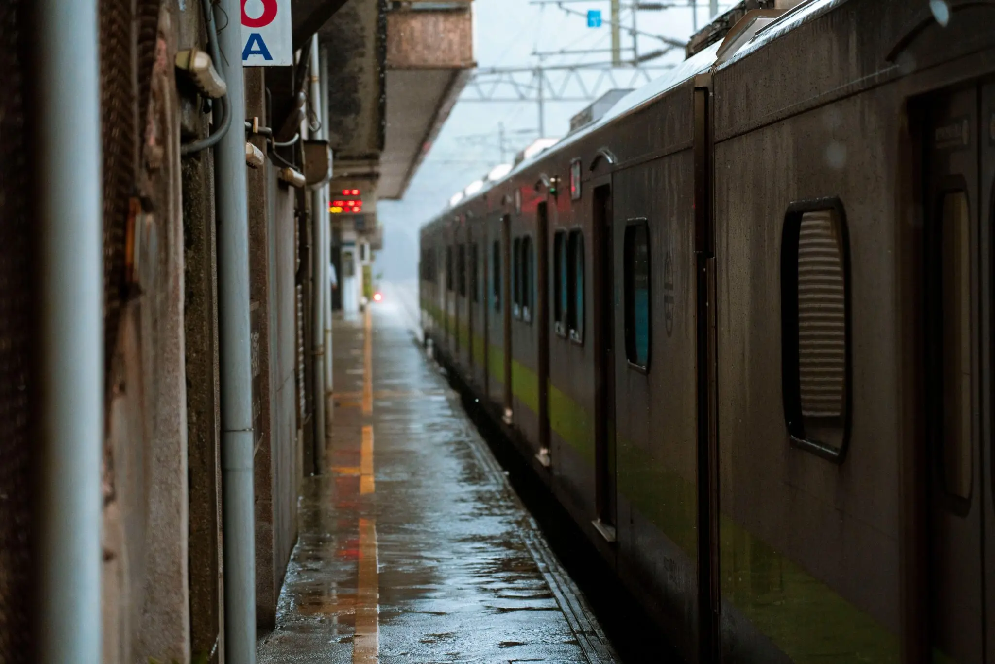 Un limpiaparabrisas averiado obliga a desalojar un tren de la R4 de Rodalies en Cornellà 1 Moncloa Rodalies Cornellà