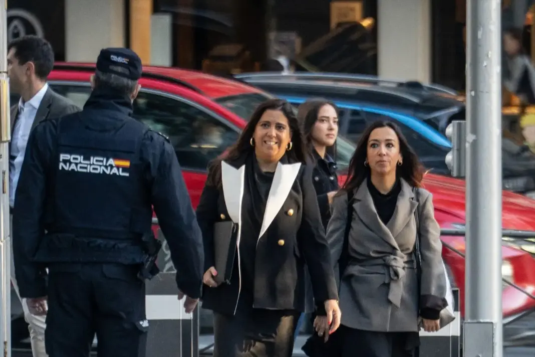 jueza_investigo_hermano_pedro_sanchez_beatriz_biedma_llegada_audiencia La juez Beatriz Biedma con su abogada llegando a a Audiencia Nacional. Foto: Agencias.