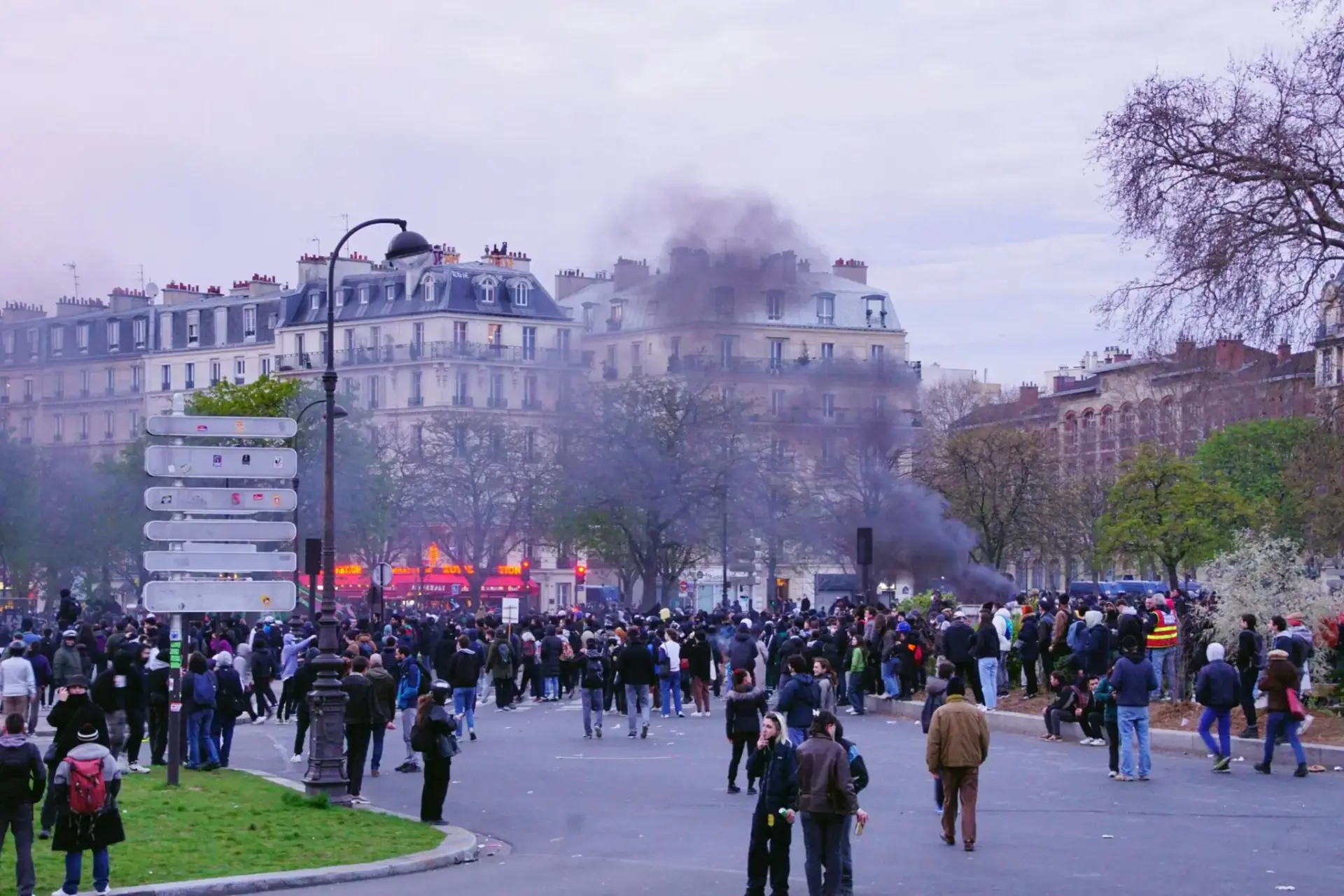 le-pen-disturbios-francia-portada Le Pen disturbios Francia