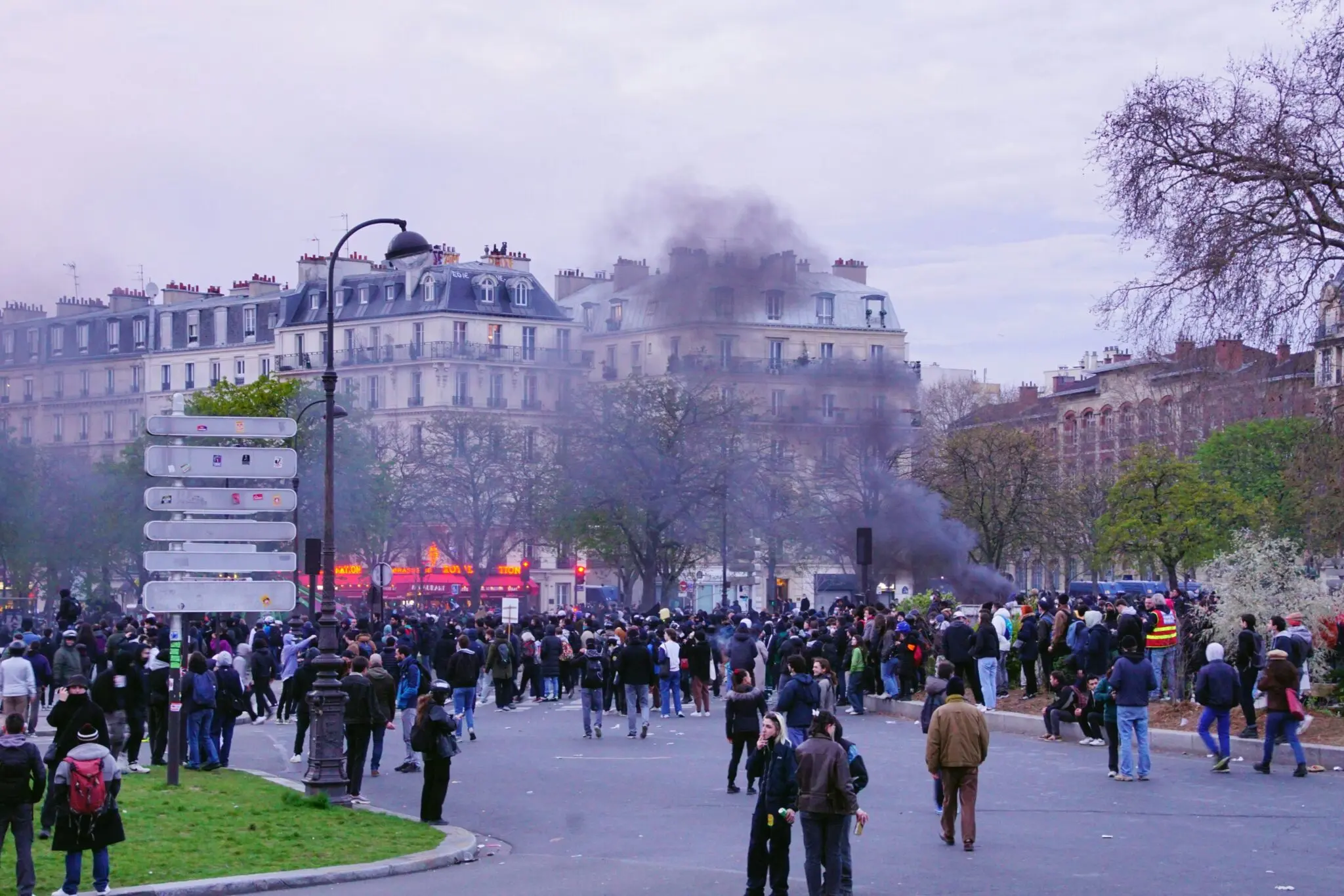 le-pen-disturbios-francia-portada Le Pen disturbios Francia