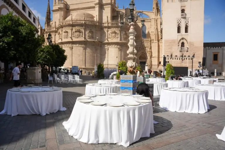 El uso de una plaza pública en Sevilla ha generado la investigación. EP