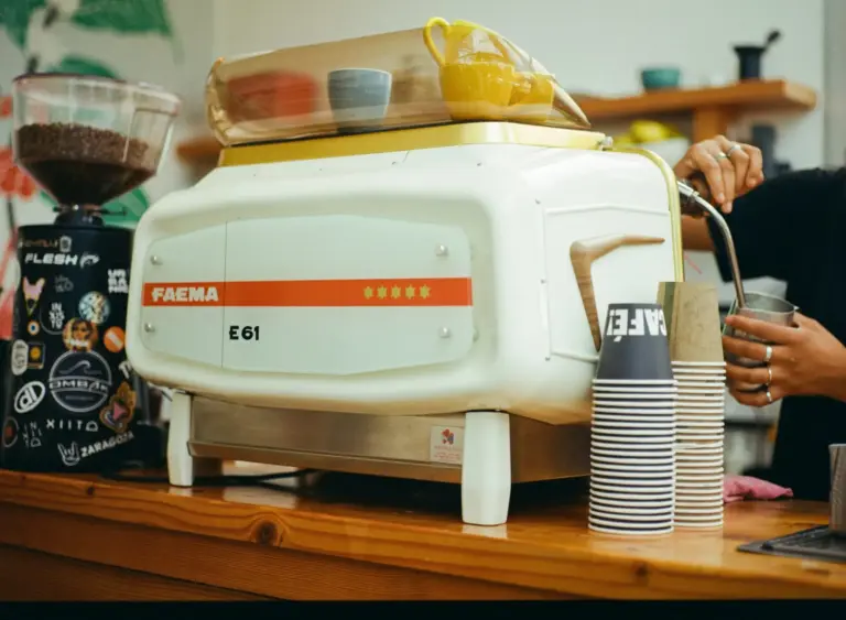 Mala cafetería: 5 señales que un experto en café detecta antes del primer sorbo