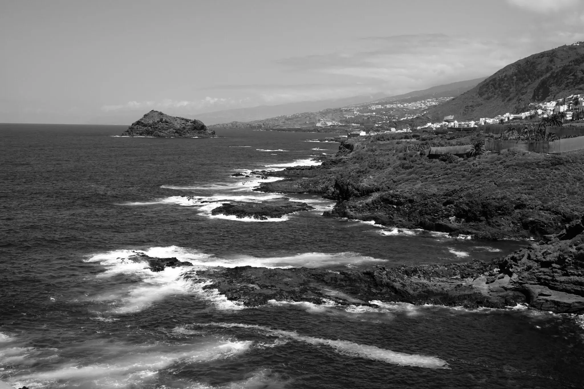 La llegada de migrantes irregulares a Canarias ha caído un 44,5% con 17.000 entradas frenadas por la Guardia Civil 1 Moncloa ruta canaria